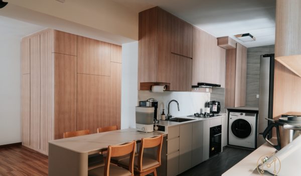 A highly functional kitchen interior design in Singapore by Molecule Interior that fully uses the compact space available, with the straight edges of furniture and fittings setting a uniform aesthetic tone.